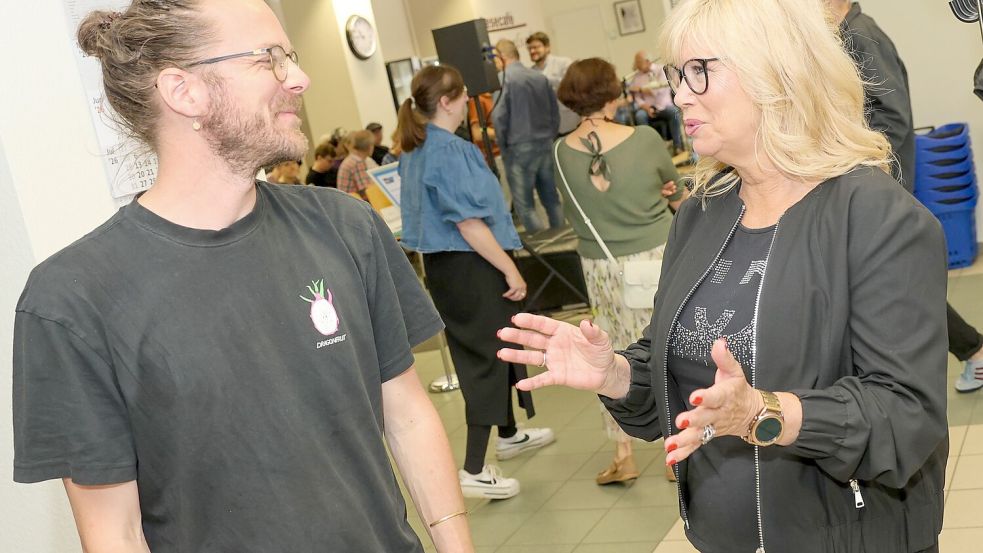 Vor der Lesung tauschten sich Autor Arne Semsrott und Magdeburgs Oberbürgermeisterin Simone Borris (parteilos) aus. Foto: Peter Gercke
