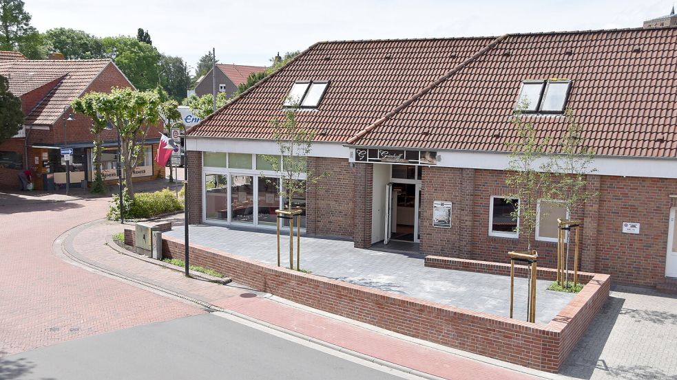 Im neu gestalteten Außenbereich der Marienhafer Filiale der Bäckerei Grünhoff wurden drei neue Bäume gepflanzt. Foto: Thomas Dirks