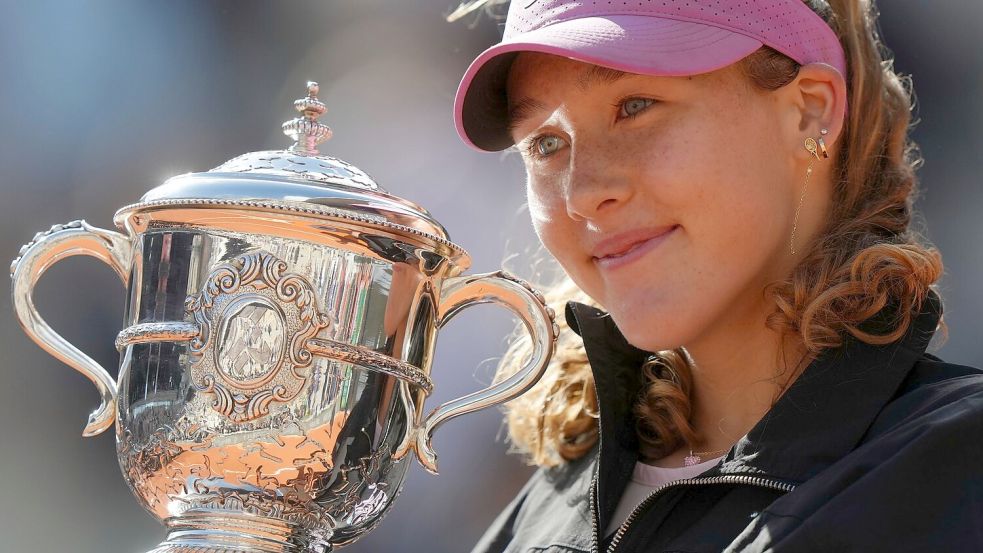 Mirra Andrejewa lächelt mit der Trophäe in den Händen. Foto: Aurelien Morissard