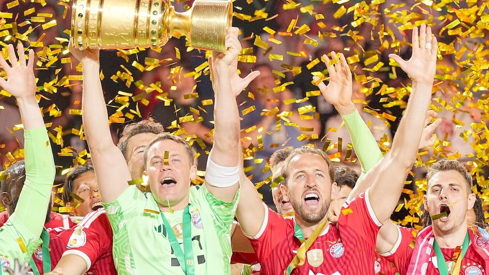 Der FC Bayern hofft mit Kapitän Manuel Neuer (l) und Torjäger Harry Kane (r) auf eine Wiederholung ihres DFB-Pokal-Erfolgs. Foto: Michael Kappeler/dpa