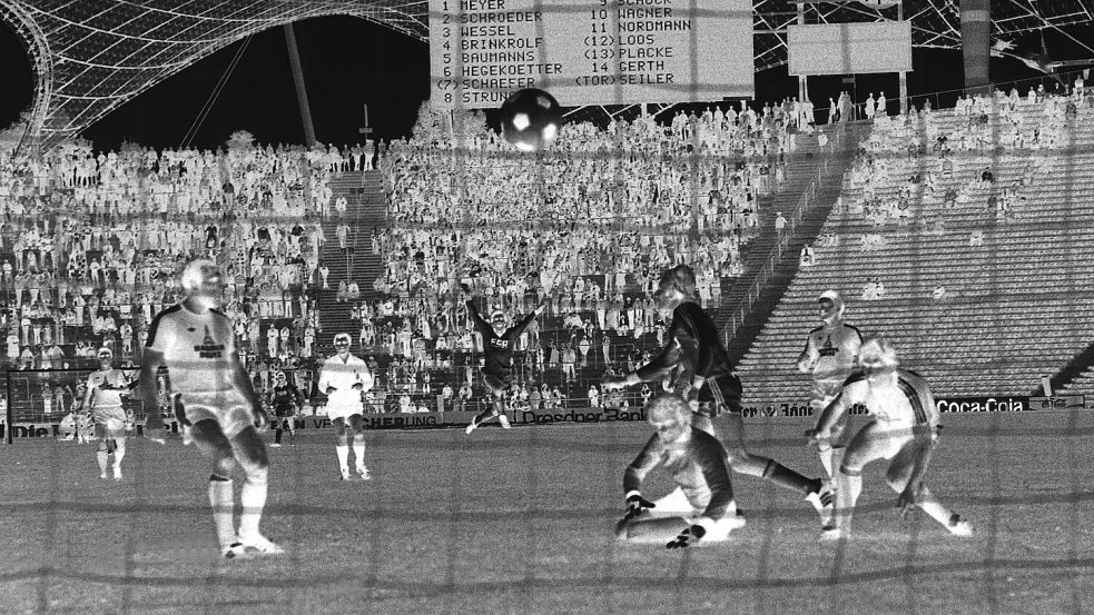 Ein Tor für die Ewigkeit: Der VfL Osnabrück gewinnt 1978 im DFB-Pokal durch einen Treffer von Andreas Wagner mit 5:4 in München. Foto: imago