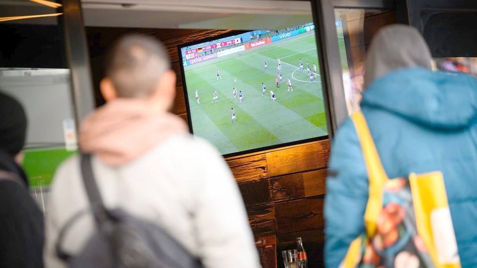 Viele Spiele bei der WM starten erst nach Mitternacht - und damit zu einer ungünstigen Zeit für die Gastronomie. (Archivbild) Foto: Jonas Walzberg