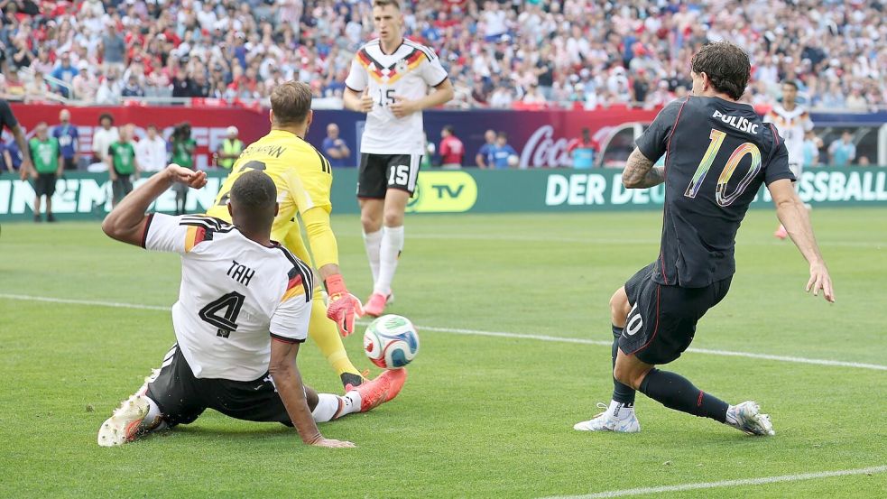 Oliver Baumann wehrt einen Schuss von Christian Pulisic (r) ab. Links Jonathan Tah. Foto: Christian Charisius/dpa
