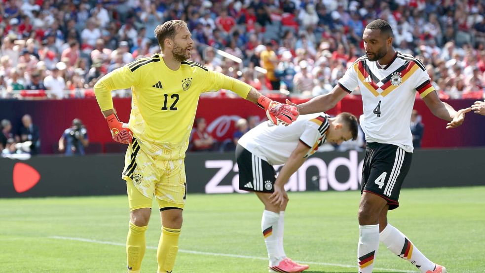 Oliver Baumann und Jonathan Tah klatschen sich im Spiel gegen die USA ab. Foto: Christian Charisius/dpa