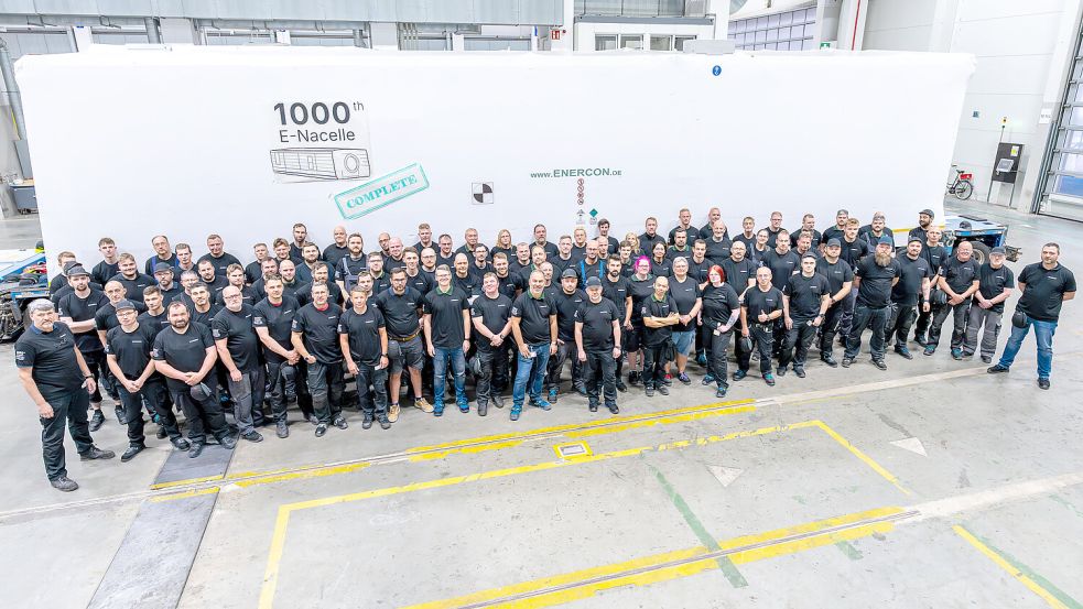 Die 1000. E-Gondel hat Anfang Juni die Enercon-Werkshalle in Aurich verlassen. Mitarbeiter verabschiedeten das eingepackte Produkt feierlich. Foto: Aiko Recke