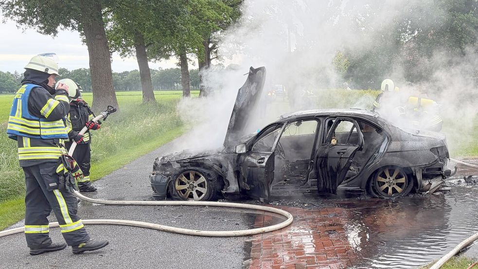 Die Feuerwehr löschte die Flammen. Foto: Simon Rieks/Feuerwehr Middels