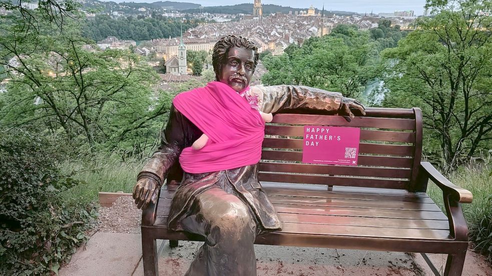 Eine Lanze für „moderne Papis“ - Aktion mit pinken Babytragetüchern. Foto: Handout Operation Libero/Operati