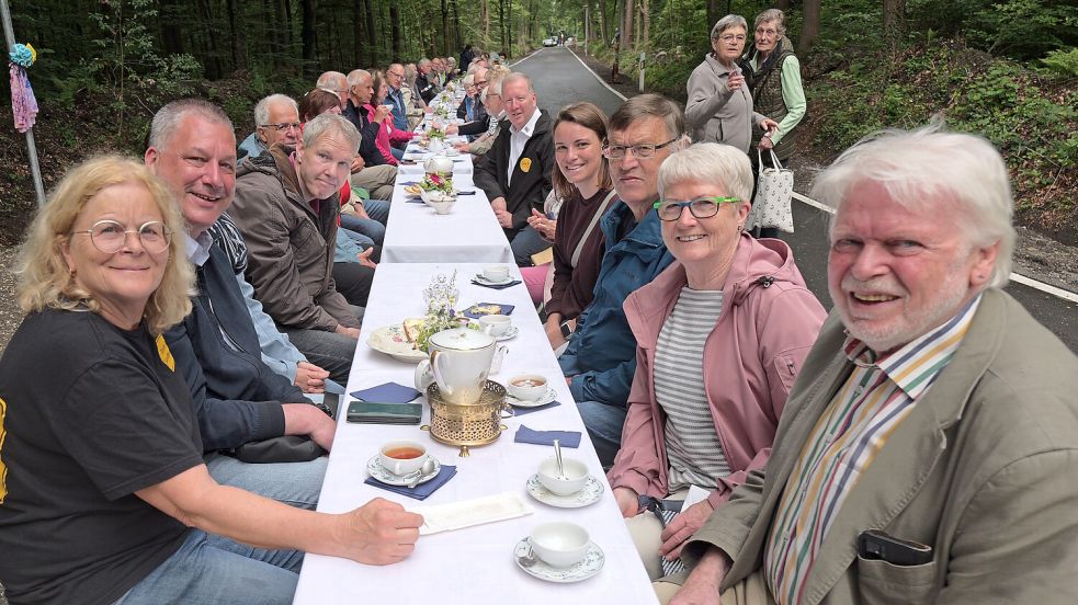 An der liebevoll hergerichteten Teetafel herrschte bereits am Sonntagvormittag rege Betriebsamkeit. Foto: Jürgens