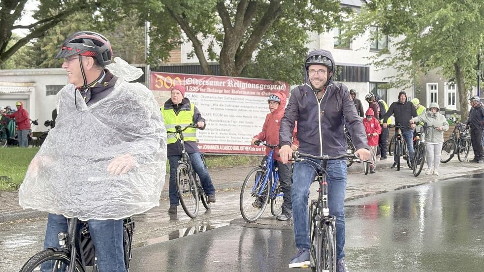 Trotz der Regenschauer dabei: Ihlower Bürgermeister Arno Ulrichs (links) und Moormerlander Bürgermeister Hendrik Schulz. Foto: Eva van Loh