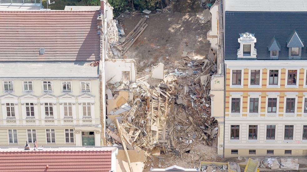 Gut drei Wochen nach dem Hauseinsturz in Görlitz dauern die Ermittlungen an. (Archivbild) Foto: Sebastian Kahnert