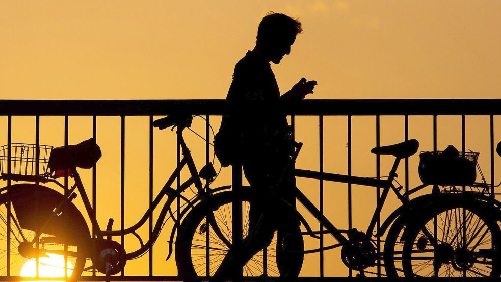 Die Beziehung immer in der Hosentasche? Manche entwickeln romantische Gefühle für Chatbots. (Symbolbild) Foto: Gregor Fischer