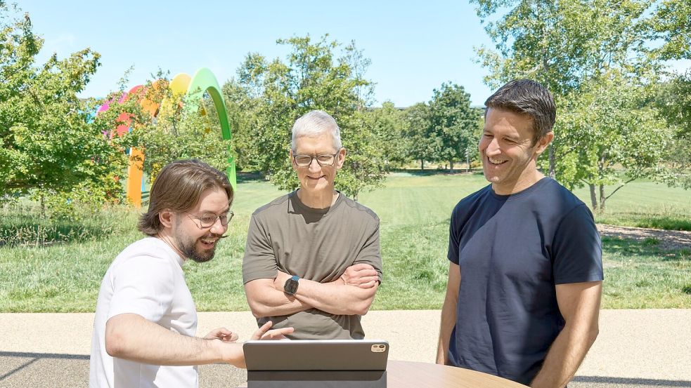 Anton Baranov (l) zeigte seine App sowohl Apple-Chef Tim Cook (M) als auch dessen designiertem Nachfolger John Ternus. Foto: -