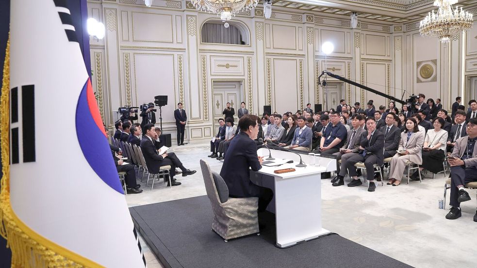 Der südkoreanische Präsident Lee Jae Myung hat zum einjährigen Amtsantritt eine knapp dreistündige Pressekonferenz gegeben. Foto: Chung Sung-Jun