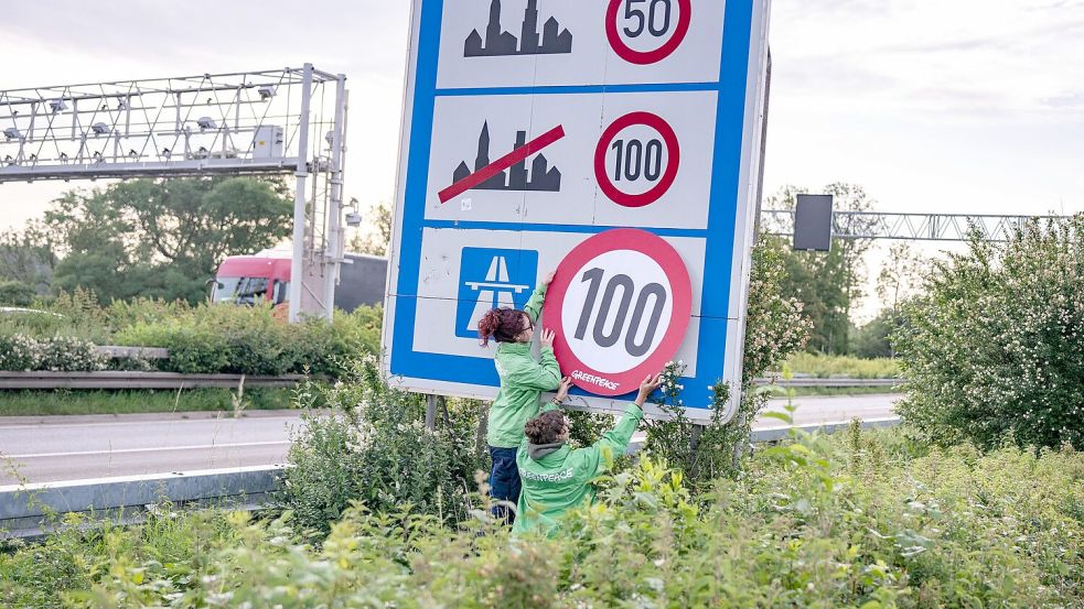 Auf Autobahnen gilt ... ein Tempo-100-Tempolimit? So zumindest wollen es Greenpeace-Aktivistinnen, hier bei der Aktion am Montagmorgen in Aachen. Foto: Benjamin Westhoff