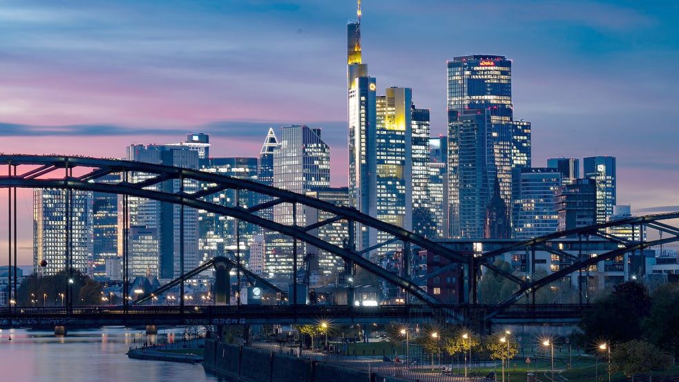Banken-Skyline in Frankfurt: In „Cum-Cum“-Geschäfte sind viele Banken verwickelt. (Archivbild) Foto: Boris Roessler