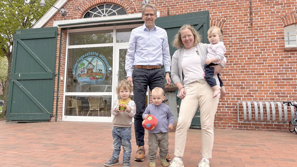 Leonie Hassler ist von Anfang an die Leiterin der Kita im Mühlenhof. Sie und Fachbereichsleiter Frank Cramer berichten über den Werdegang der Einrichtung im denkmalgeschützten Gebäude an der Mühle. Foto: Christin Wetzel