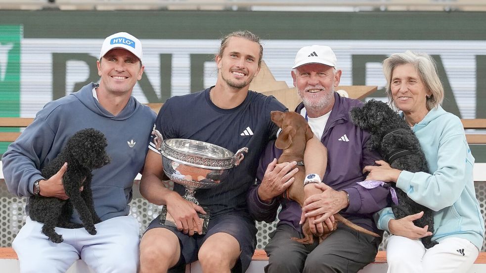 Alexander Zverev (2.v.l.) mit seinem Bruder (l), Vater und der Mutter. Foto: Christophe Ena