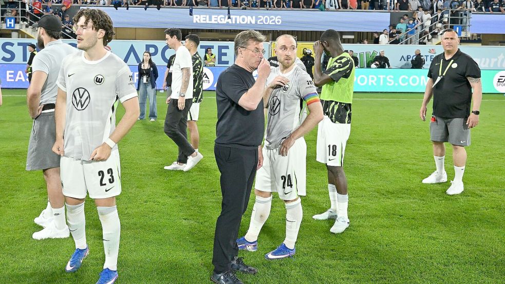 Dieter Hecking und Christian Eriksen nach dem Bundesliga-Abstieg des VfL Wolfsburg. (Archivbild) Foto: Swen Pförtner