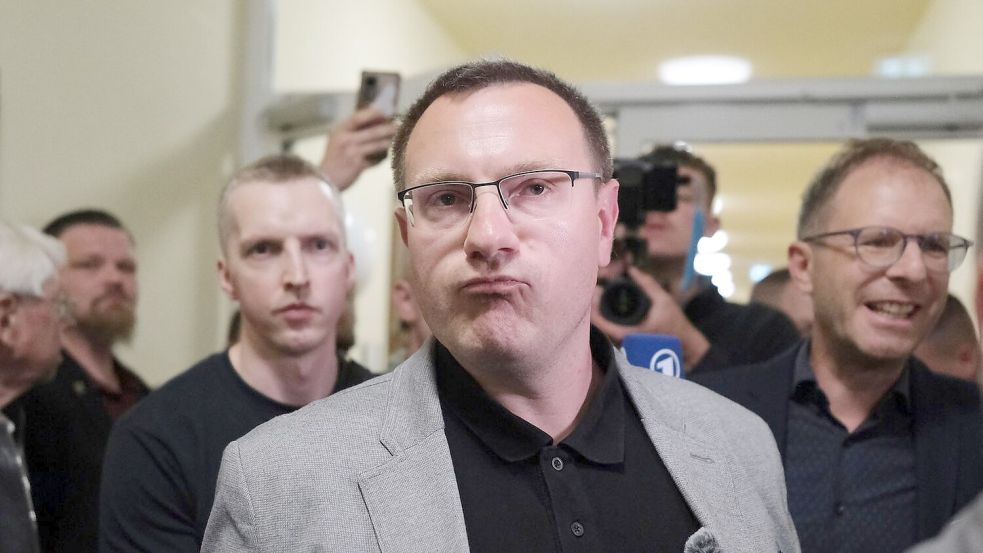 Sah wie der sichere Sieger aus, scheiterte dann aber knapp: Der Rechtsextreme Stefan Hartung musste sich dem CDU-Mann Marcus Hoffmann geschlagen geben. Foto: Sebastian Willnow/dpa