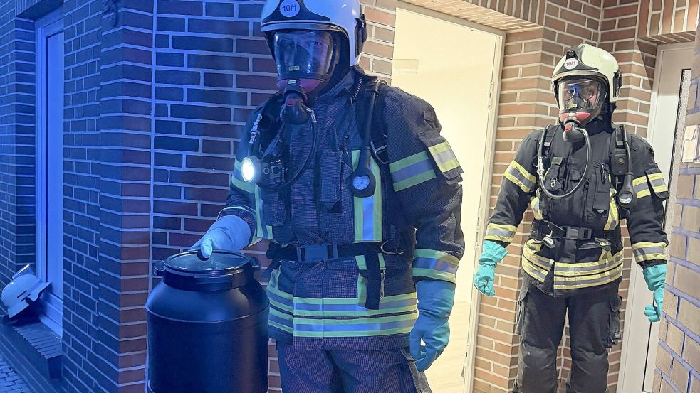 Die Feuerwehren aus Aurich und Sandhorst beseitigten am Montagabend die Reste der Buttersäure. Foto: Diana Stöhr-Aeilts/Feuerwehr Aurich