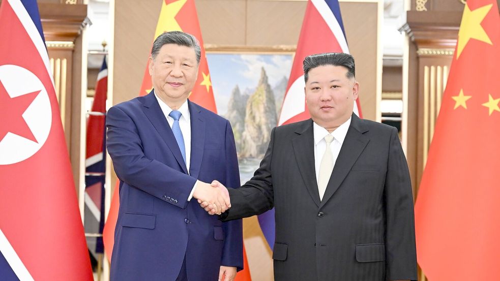 Der nordkoreanische Machthaber Kim Jong Un empfängt den chinesischen Präsidenten Xi Jinping. Foto: Yan Yan/XinHua/dpa