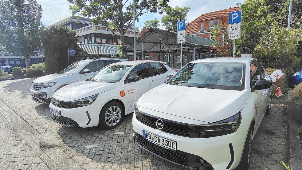 Zwei Opel Corsa Electric stehen am Auricher Rathaus zum allgemeinen Verleih bereit, werden aber auch vom Personal für Dienstfahrten gebucht. Der Vorteil: Abends und am Wochenende sind diese Teilzeit-Dienstautos nicht zum Rumstehen verdammt. Foto: Karin Böhmer