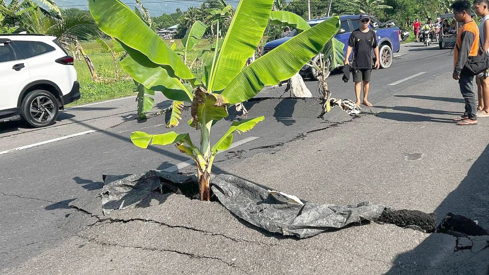 In Straßen taten sich große Risse auf. Foto: -/XinHua/dpa