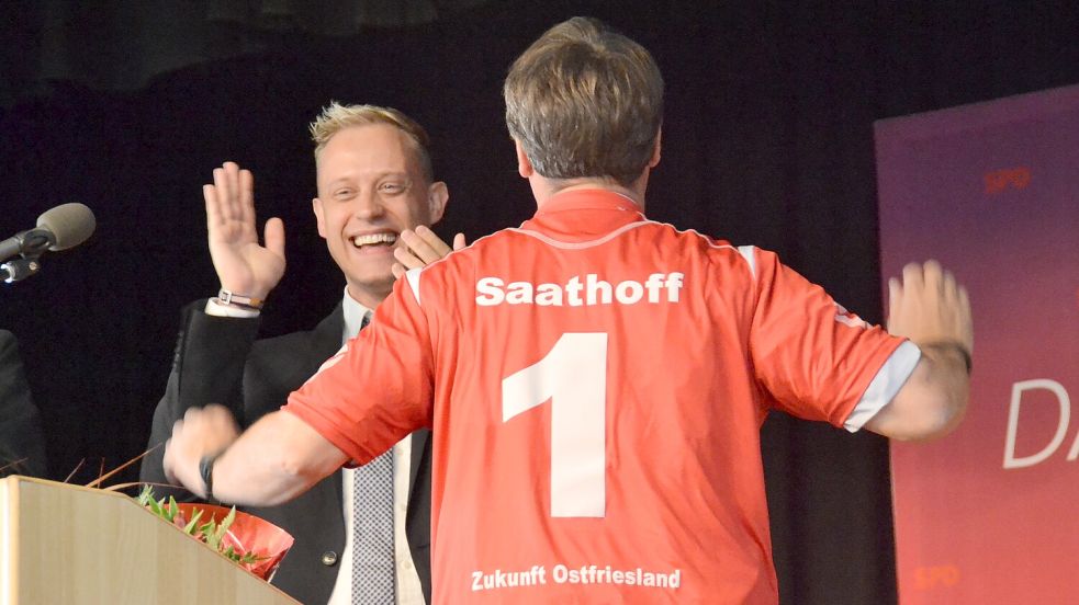Am 1. September 2013 wurde Johann Saathoff in Ihlow zum SPD-Unterbezirksvorsitzenden gewählt. Damals applaudierte im Wiard Siebels (hinten). Foto: Aiko Recke