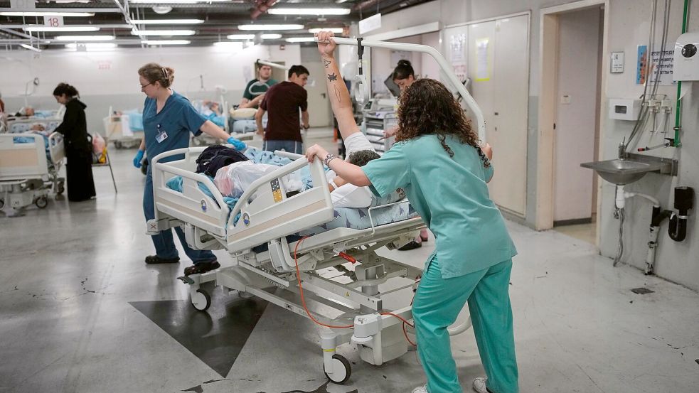 Patienten in Israel werden nach einem iranischen Raketenangriff in eine geschützte unterirdische Einrichtung gebracht. Foto: Ohad Zwigenberg