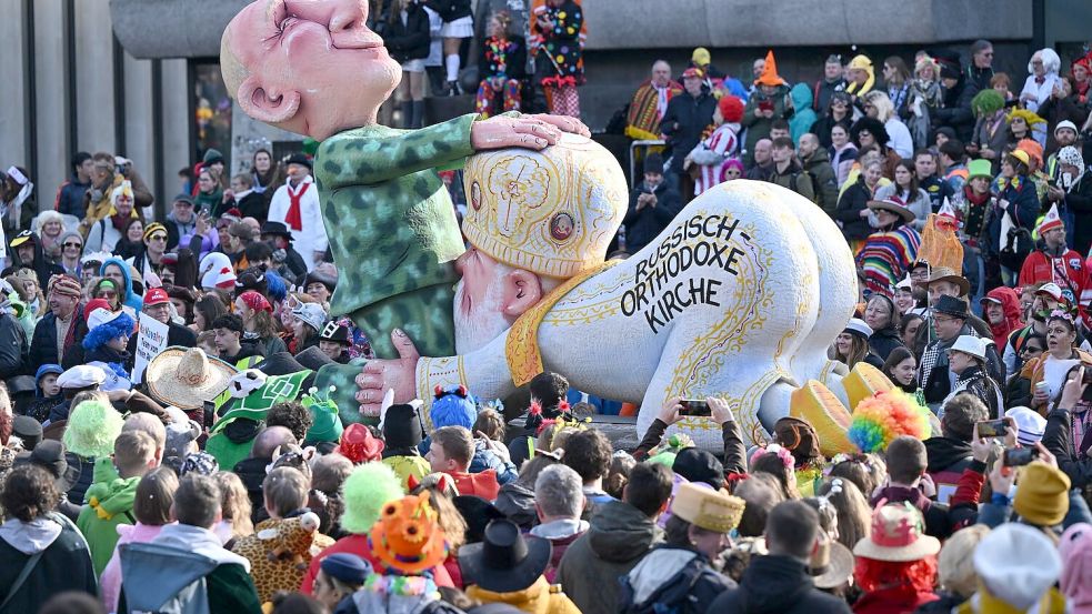 Der Düsseldorfer Karnevalswagenbauer Jacques Tilly ist in Moskau auch wegen Verletzung religiöser Gefühle angeklagt. (Archivbild) Foto: Federico Gambarini