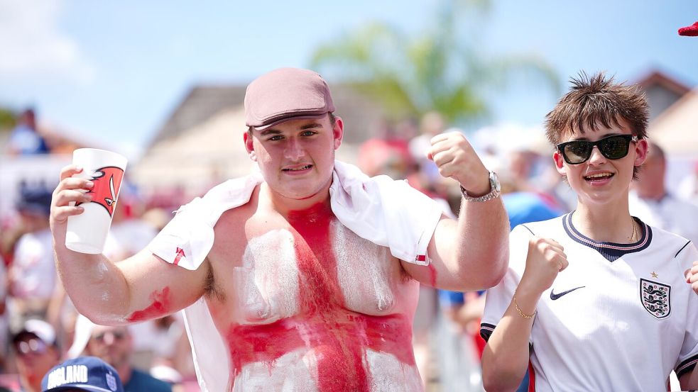 Kein T-Shirt nötig: England-Fans bei einem Freundschaftsspiel in Florida. Foto: Bradley Collyer