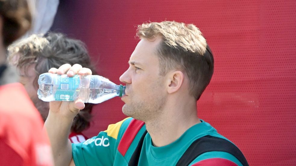 Hat auch ohne Einsatz Durst: Fußball-Nationaltorhüter Manuel Neuer. Foto: Federico Gambarini/dpa