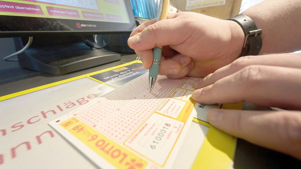 Ein Lottospieler füllt in einer Lotto-Annahmestelle einen Spielschein aus. Symbolfoto: DPA