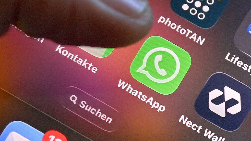Ein Kettenbrief sorgt aktuell im Internet für Wirbel: Angeblich lese die KI die Chats auf Whatsapp mit. Foto: IMAGO/Sven Simon