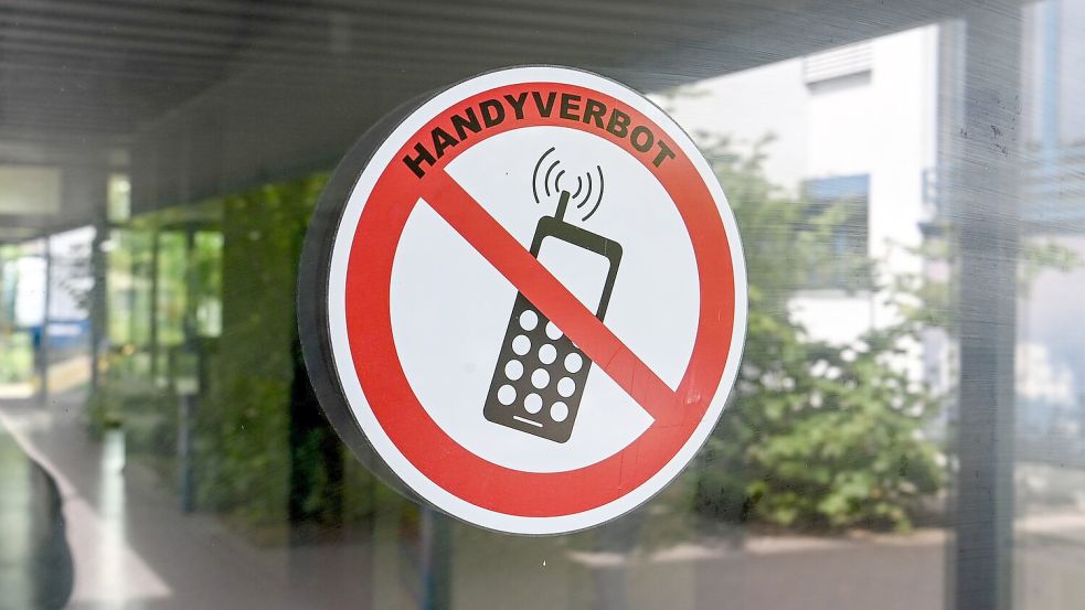 Der Philologenverband fordert bundesweit verbindliche Regeln für private Smartphones während der Schulzeit. (Symbolbild) Foto: Jens Kalaene