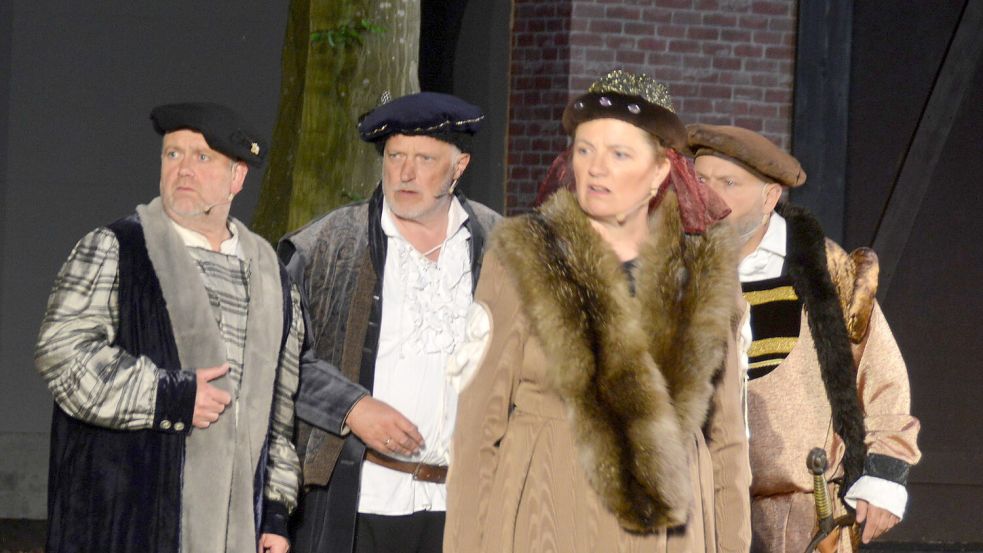 Gräfin Theda (Insa Glowatzki) und die nicht immer grafenkonformen Häuptlinge Hero Omken (Heiko Janssen), Edo Wiemken (Johann Mühlenbrock) und Iko Onneken (Dirk Langerenken). Foto: Gerd-D. Gauger