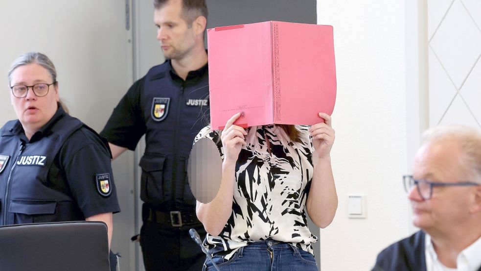 Die Angeklagte schweigt in dem Mordprozess. Foto: A7120 Bernd Wüstneck