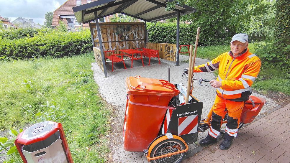 Das Einsatzgebiet von Kümmerer Dirk Hillers liegt in der Innenstadt sowie an den Fuß- und Radverbindungen der Stadt, wie hier am Ostfrieslandwanderweg. Foto: Karin Böhmer