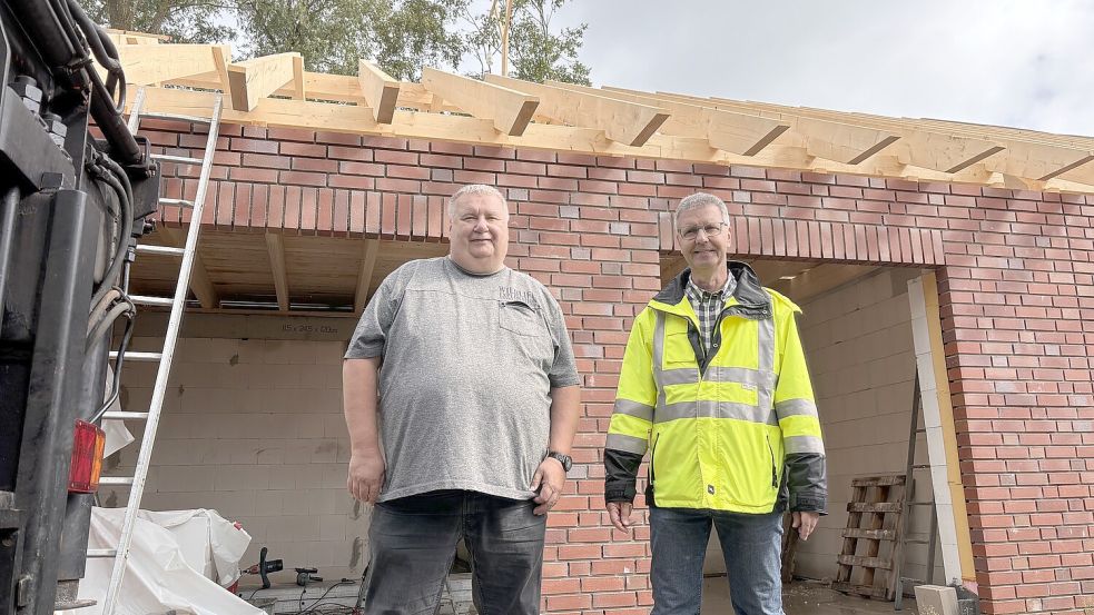Simonswoldmer Ortsbürgermeister Hinrich Päben (SPD) und EDI-Geschäftsführer Ulrich Kubatschek auf der Baustelle. Vergangene Woche wurde Richtfest gefeiert. Foto: Christin Wetzel