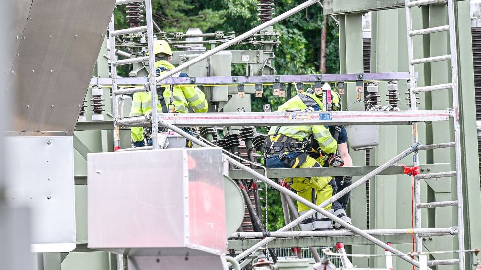 Immer noch ist der Hintergrund des Feuers in einem Umspannwerk unklar. Foto: Jason Tschepljakow/dpa