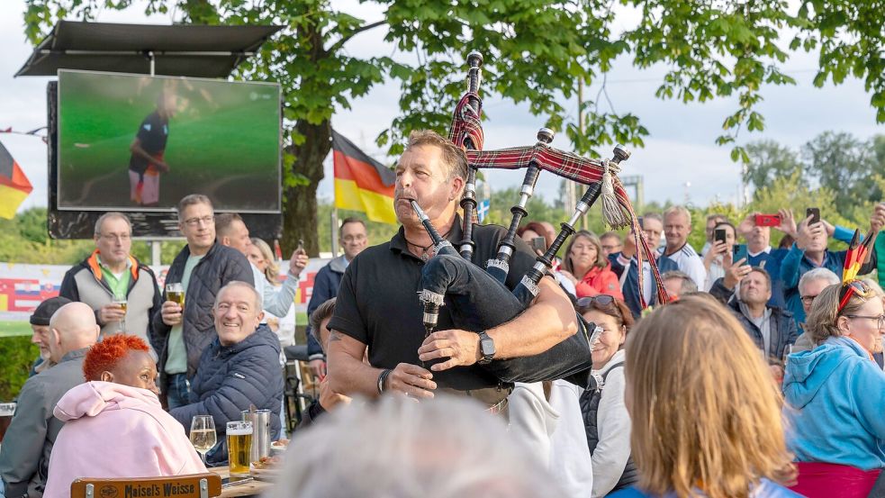 Beim Public Viewing während der Europameisterschaft 2024 in der Scholle in Osnabrück ertönte der Dudelsack. Das wird bei der Weltmeisterschaft zumindest in der Gruppenphase nicht der Fall sein. Die Spiele der Bravehearts beginnen mitten in der Nacht. Foto: Steve Weber