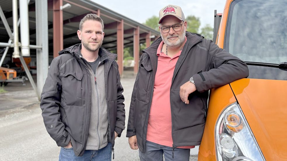 Jann Wolters (rechts) und Denny Harms kommen aus der freien Wirtschaft – heute steuern sie mit ihrem Team den Bauhof-Alltag in Wiesmoor. Foto: Nicole Böning