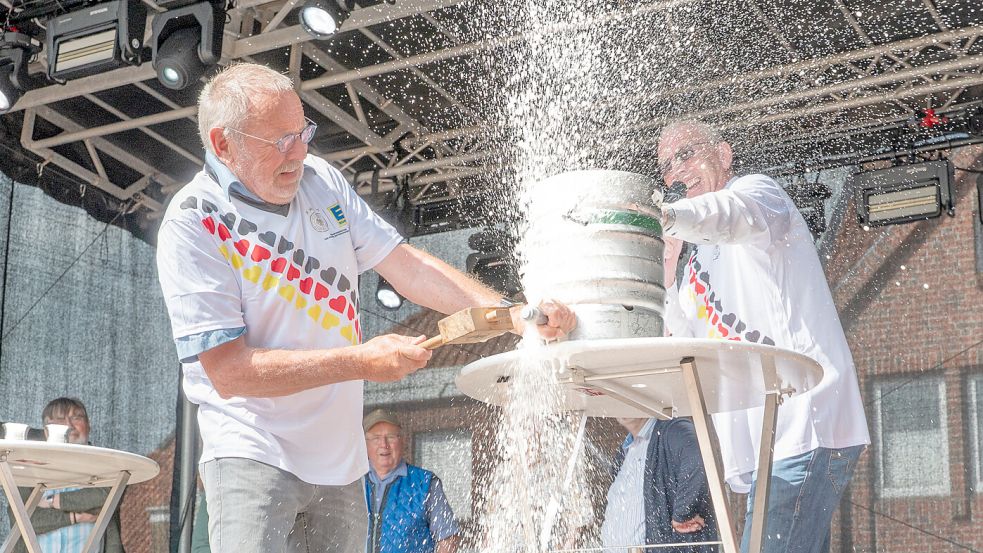 Der offizielle Anstich ging gründlich schief: Als Marienhafes Bürgermeister Johann Tjaden den Zapfhahn in das Fass schlug, spritzte das Bier in alle Richtungen. Foto: Folkert Bents