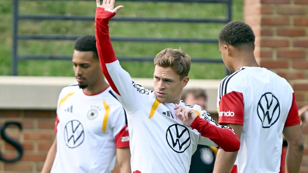 DFB-Kapitän Kimmich (m.) nimmt seine Kollegen in die Pflicht. Foto: Federico Gambarini