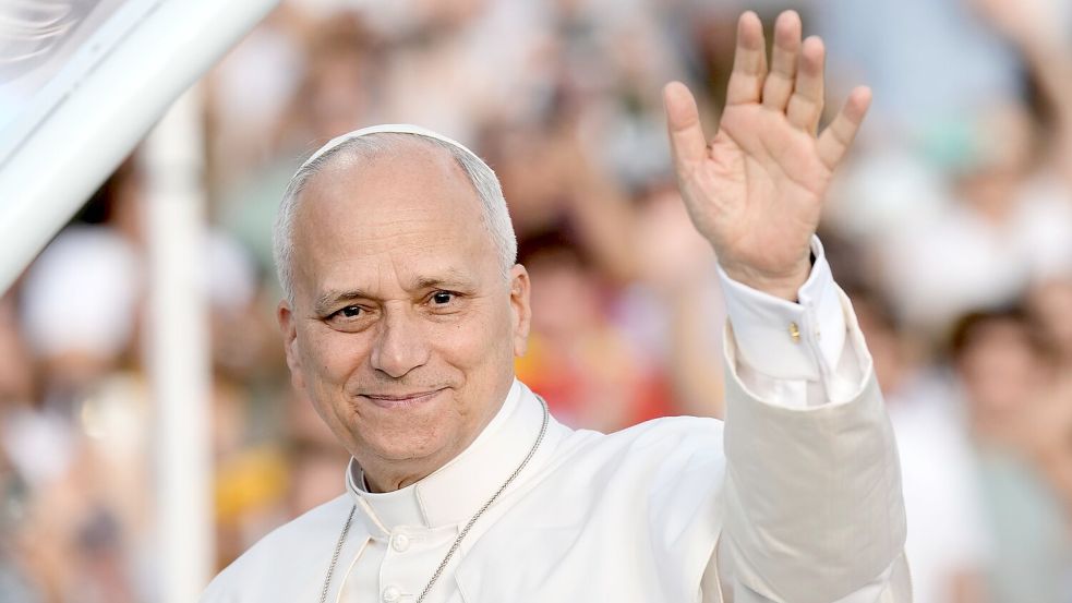 Papst Leo XIV. grüßt die rund 40.000 Teilnehmer einer Vigilie im Olympiastadion in Barcelona. Foto: Bernat Armangue