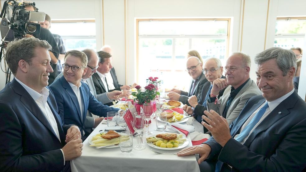 Bei der SPD-Spargelfahrt probten die Koalitionäre schon mal für das Spitzentreffen im Kanzleramt. Foto: Markus Schreiber