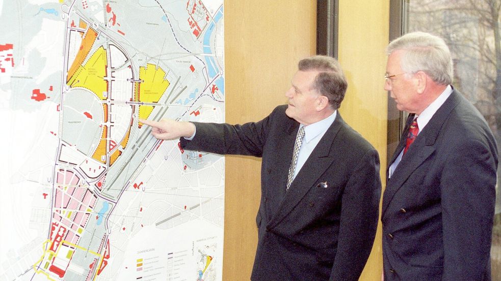 Der damalige Ministerpräsident Erwin Teufel (l.) sichtet 1999 gemeinsam mit Regierungspräsident Udo Andriof die Pläne für Stuttgart 21. Foto: dpa / Bernd Weissbrod