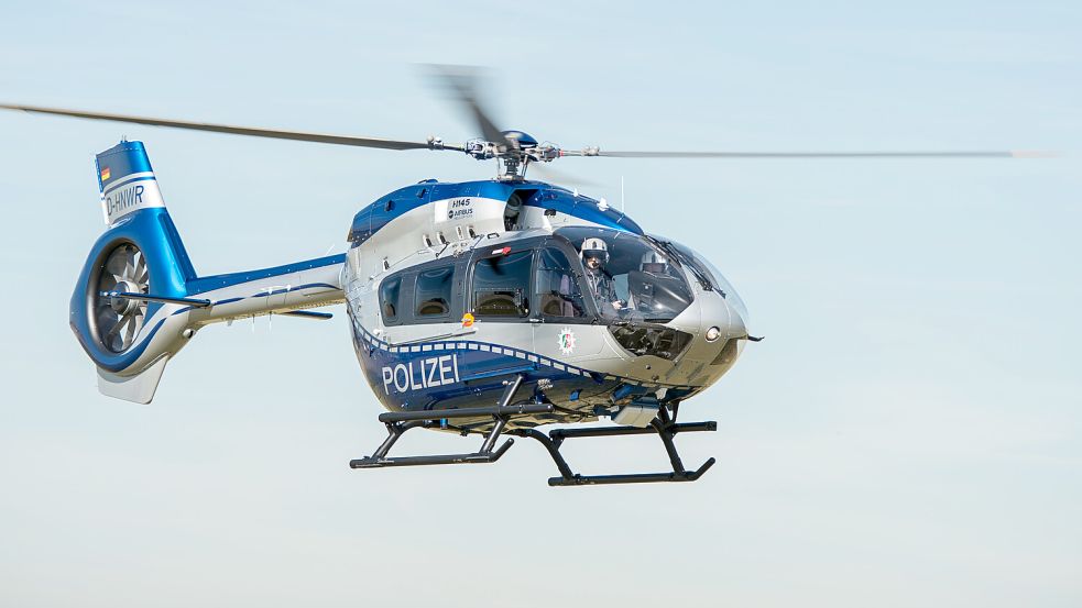Ein Hubschrauber der Polizei ist am Montag über Augustfehn gesichtet worden. Unter anderem dort wurde nach einer Vermissten aus Elisabethfehn gesucht. Am Dienstag wurde sie wohlbehalten aufgefunden. Symbolfoto: Wolfram Kastl/dpa