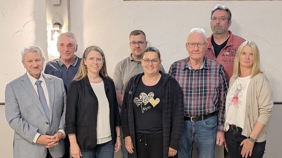 Der Moordorfer Ortsvorsteher Stefan Kleinert (von links) mit den Vorstandsmitgliedern Herbert Arends (Beisitzer), Anja Stresow (Vorsitzende ), Hange Ukena (Kassenwart), Martina Jungenkrüger (stellvertretende Vorsitzende) , Emil Claahsen(Schriftführer), Michael Saathoff (Beisitzer ) und Tina Meyer-Wienekamp (Beisitzerin). Foto: privat