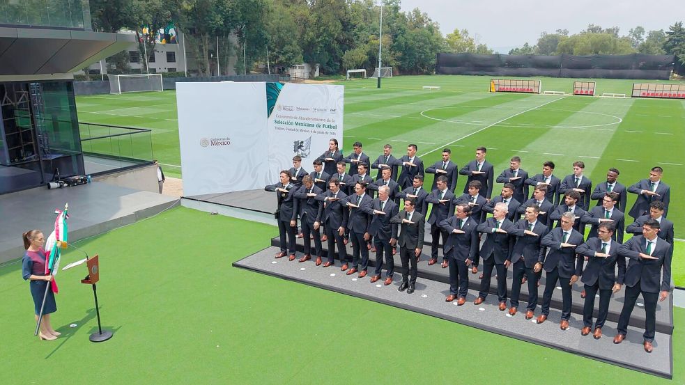 Die Präsidentin schwört „El Tri“, wie Mexikos Nationalmannschaft genannt wird, noch mal ein. Foto: -/Mexico’s Presidency via XinHua